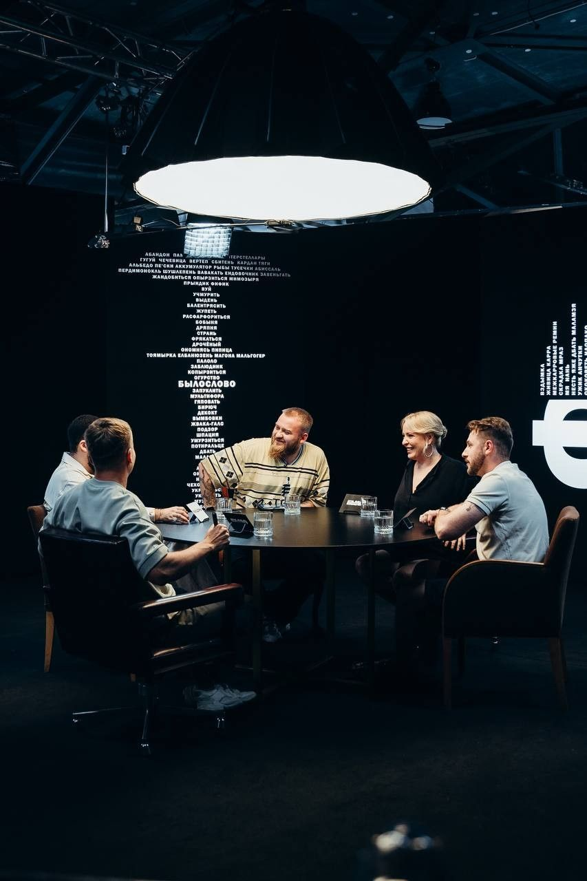 Equipe reunida em uma mesa para discussão estratégica