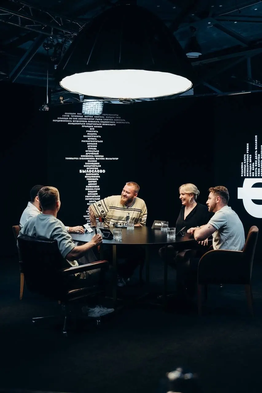Equipe reunida em uma mesa para discussão estratégica